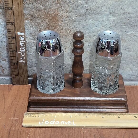 Vintage Anchor Hocking Clear Salt  and Pepper Shaker Set Wood Carrying Caddy - Picture 9 of 11